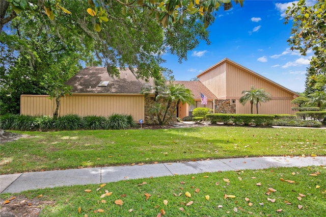 view of front of property featuring a front lawn