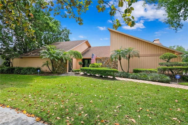 view of front of house featuring a front lawn