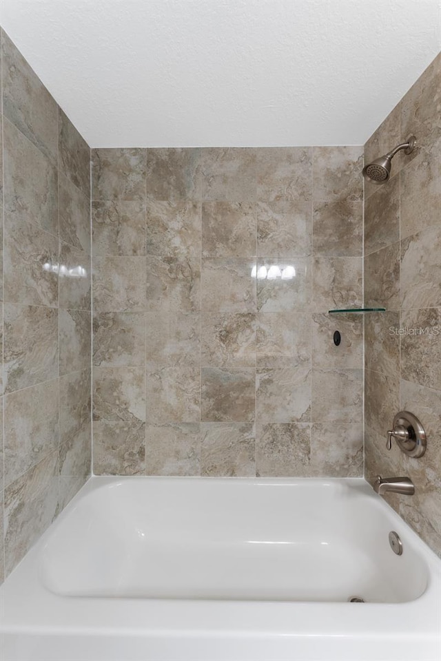 bathroom featuring tiled shower / bath combo