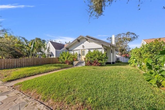 view of front facade with a front lawn