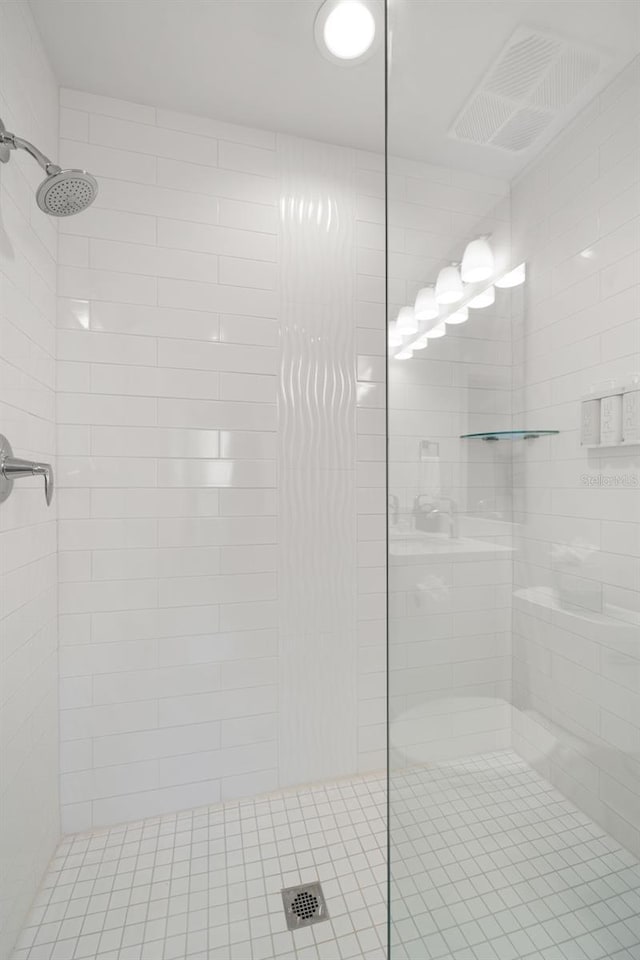 bathroom featuring tiled shower