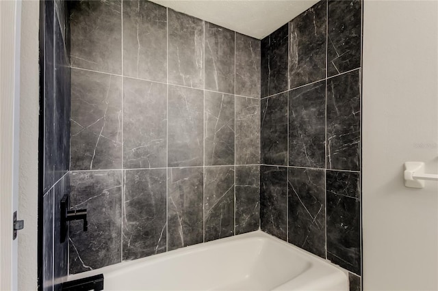 bathroom with tiled shower / bath combo