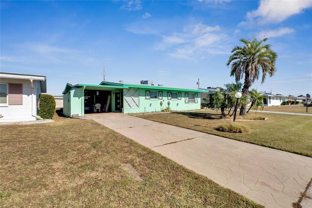 view of front of property featuring a front yard and a carport