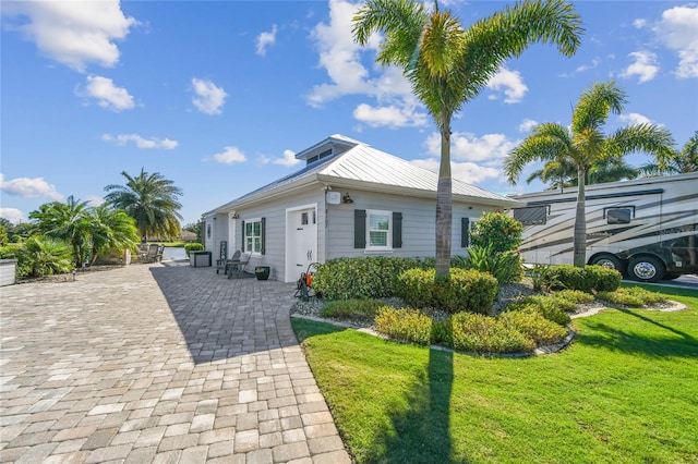 view of front of property featuring a front lawn