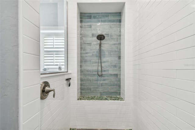 bathroom featuring tiled shower