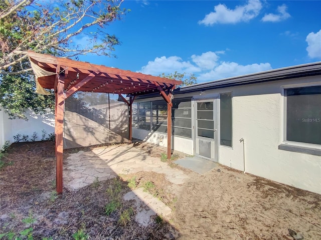 view of yard featuring a pergola