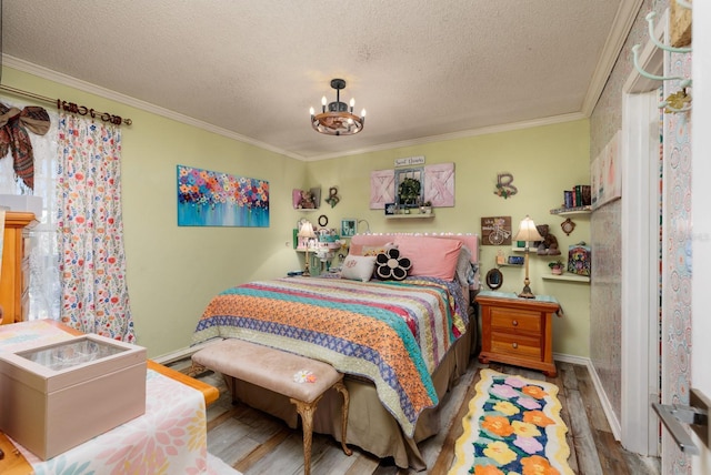 bedroom with hardwood / wood-style floors, a textured ceiling, crown molding, and a notable chandelier