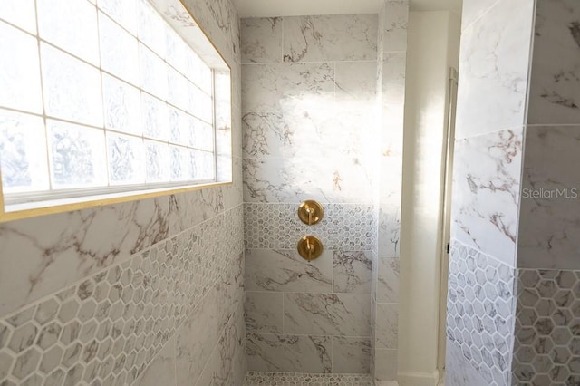 bathroom featuring a tile shower