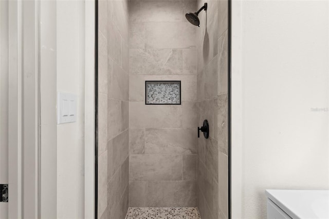 bathroom featuring tiled shower