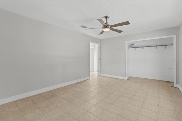 unfurnished bedroom featuring ceiling fan and a closet