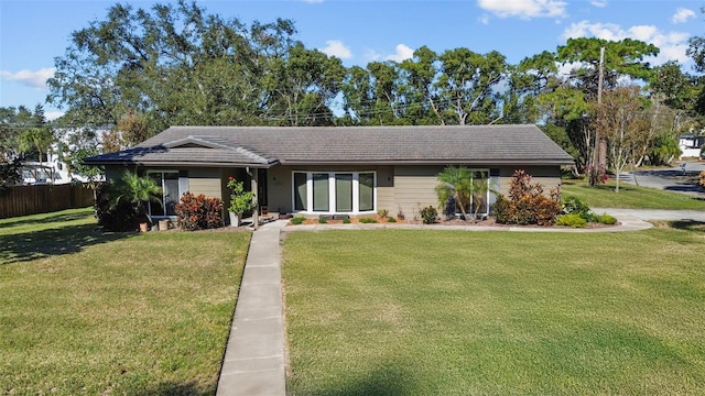 view of front facade featuring a front lawn