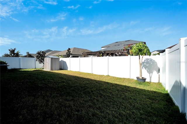 view of yard featuring a shed