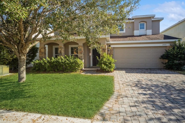 view of front facade featuring a front yard and a garage