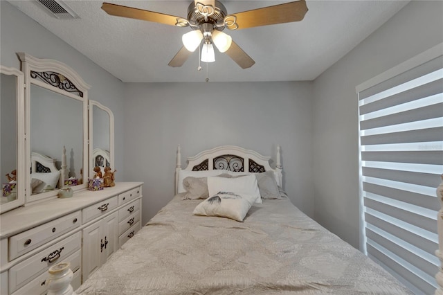 bedroom featuring ceiling fan and a textured ceiling