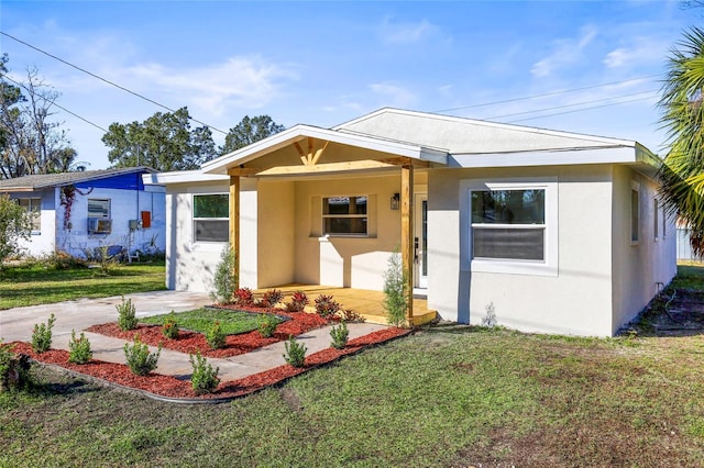 view of front of property featuring covered porch and a front yard