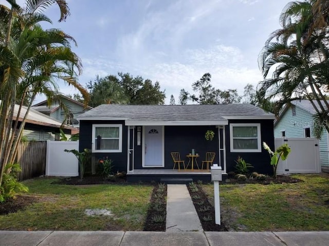 view of front of property featuring a front lawn