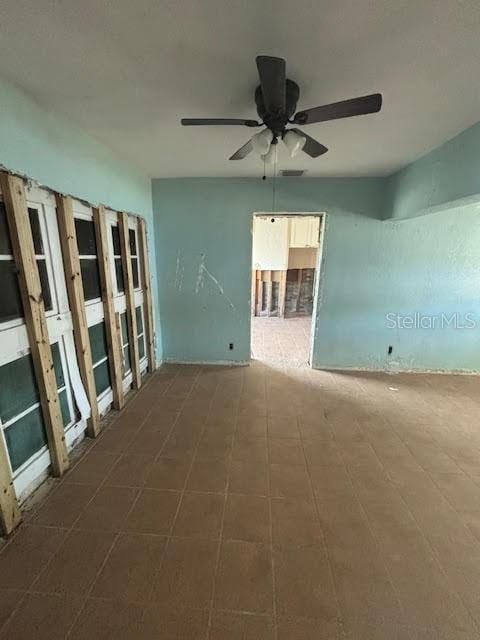 unfurnished room with ceiling fan