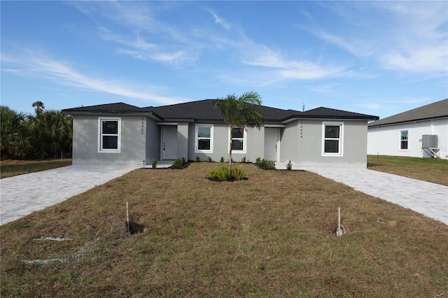 single story home with a front lawn