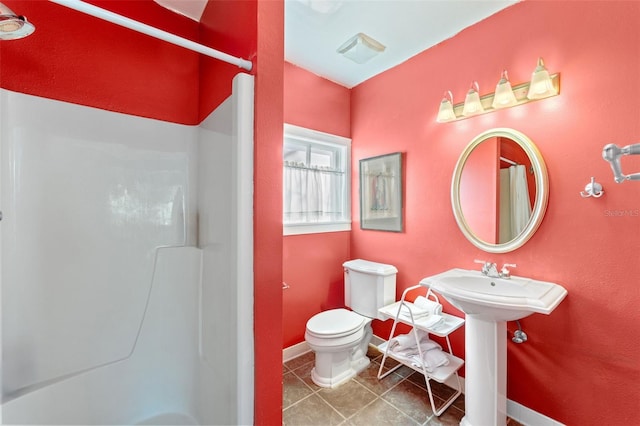 408 E Amelia Ave, Tampa, FL 33602 - full bathroom with toilet, baseboards, tile patterned floors, and curtained shower