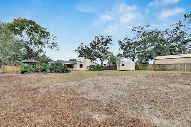 view of yard featuring a shed