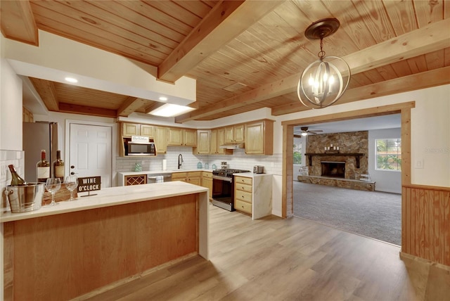 kitchen featuring sink, stainless steel appliances, kitchen peninsula, light hardwood / wood-style floors, and wood ceiling