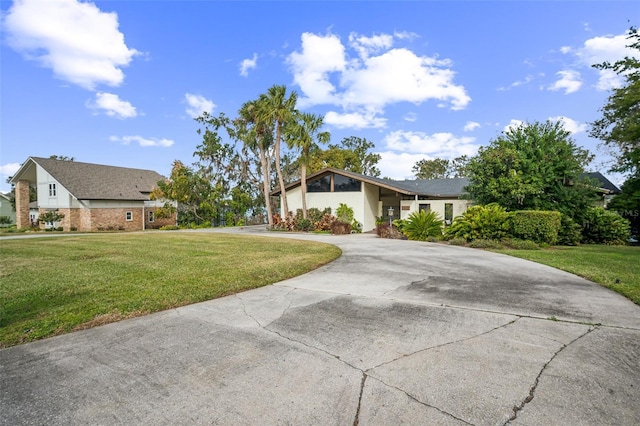 single story home featuring a front lawn