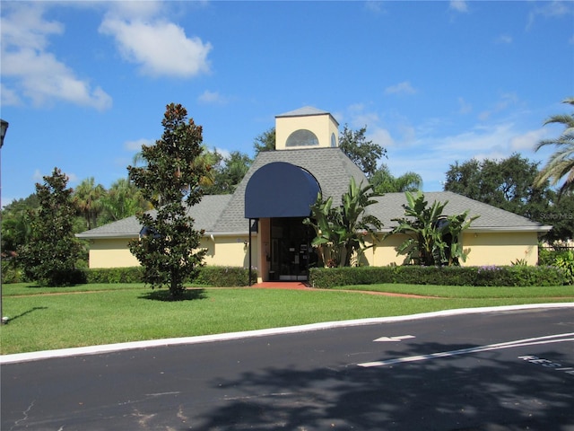 view of front facade featuring a front yard