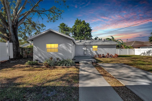 view of front of house featuring a lawn