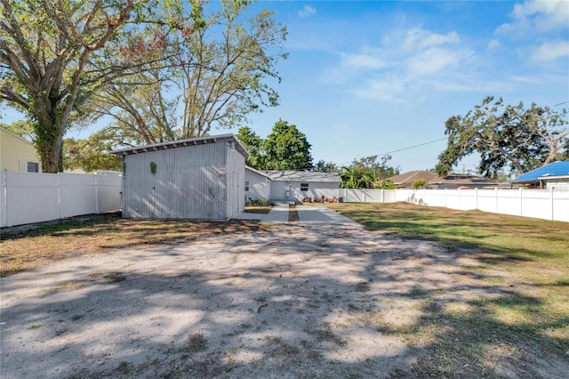 view of yard featuring a storage unit