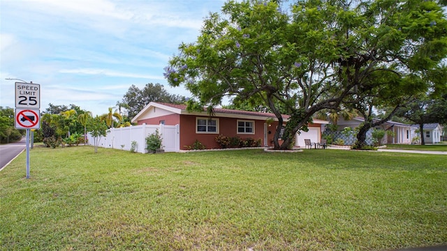 single story home featuring a front lawn