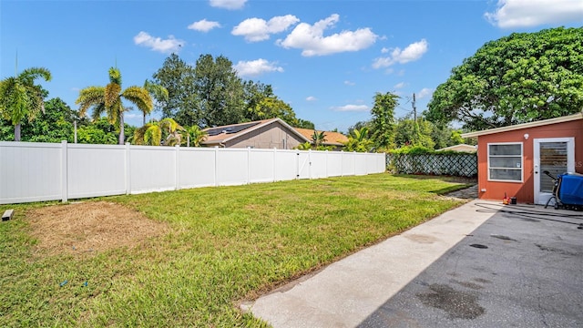 view of yard featuring a patio area