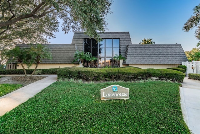 view of front of home featuring a front yard