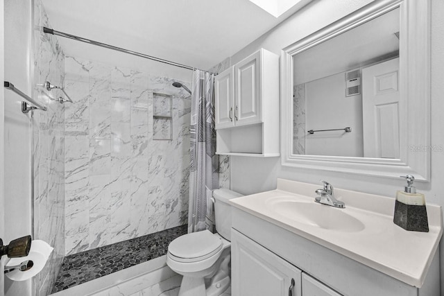 bathroom with vanity, curtained shower, and toilet