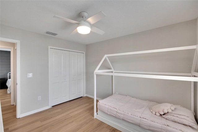 bedroom featuring a closet, light hardwood / wood-style floors, and ceiling fan