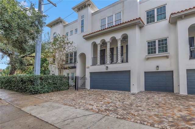 view of front facade featuring a garage