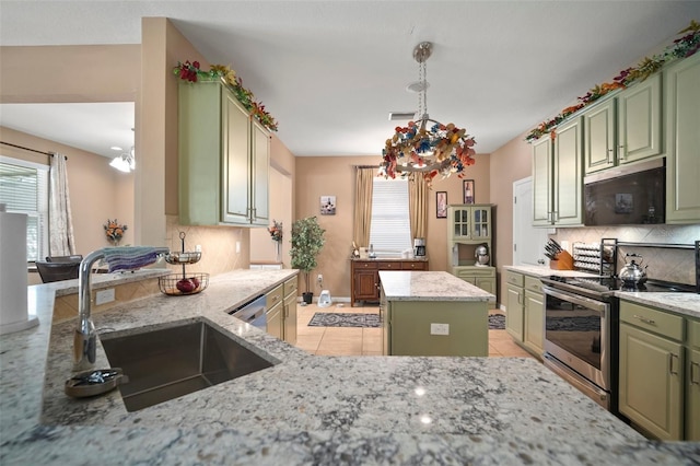 kitchen featuring sink, a kitchen island, stainless steel appliances, and green cabinetry