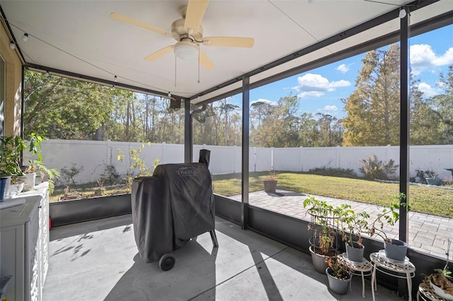 sunroom with ceiling fan