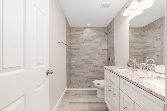 5421 N Nakoma Dr, Beverly Hills, FL 34465 - bathroom featuring tiled shower, double vanity, recessed lighting, and wood finished floors