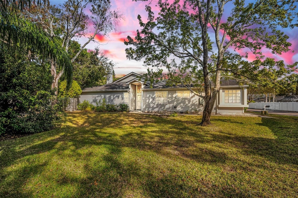 view of front of house featuring a yard