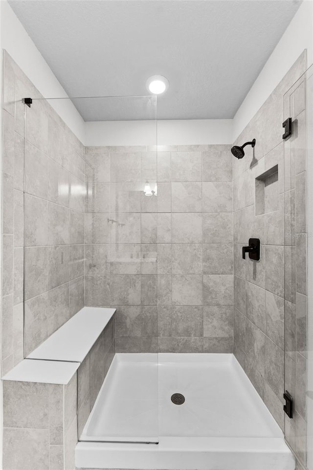 bathroom featuring a tile shower