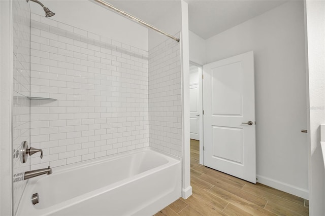 bathroom with tiled shower / bath combo