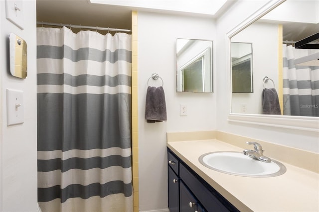 bathroom featuring a shower with curtain and vanity