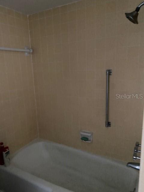 bathroom with tiled shower / bath combo