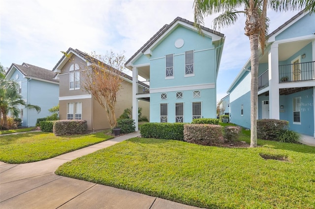 view of front property featuring a front lawn