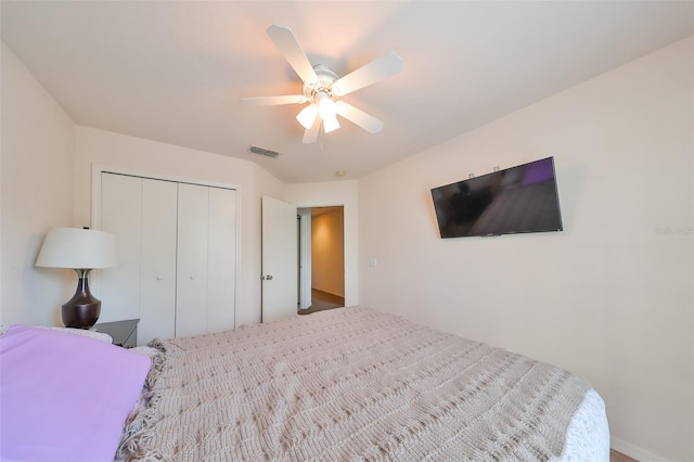 bedroom featuring ceiling fan and a closet