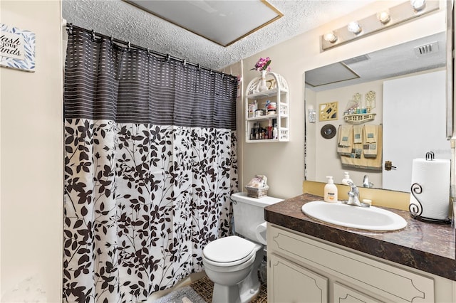 bathroom featuring a shower with curtain, vanity, toilet, and a textured ceiling