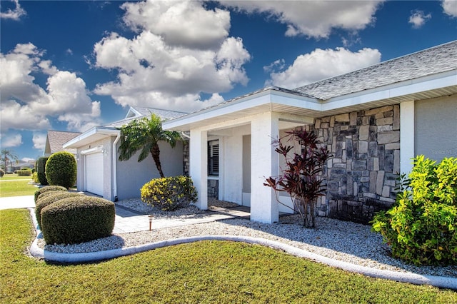 view of front of house with a front lawn and a garage