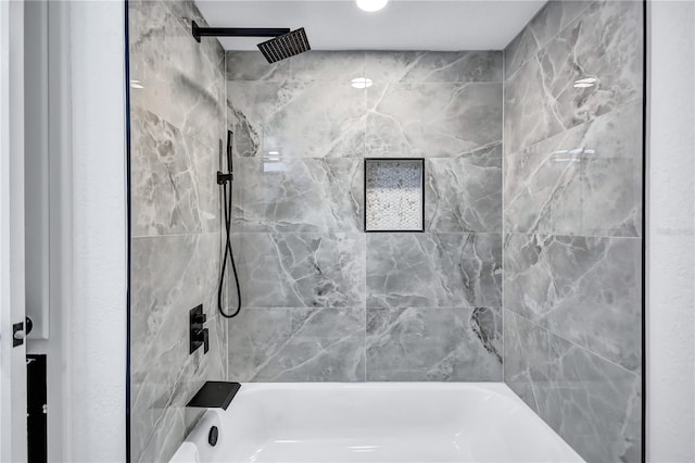 bathroom featuring tiled shower / bath combo