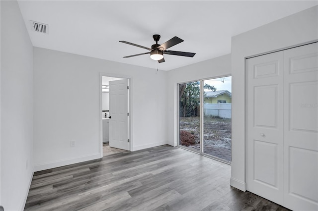 empty room featuring dark hardwood / wood-style floors and ceiling fan