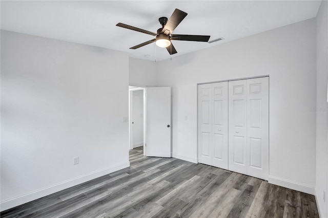 unfurnished bedroom with ceiling fan, a closet, and hardwood / wood-style floors